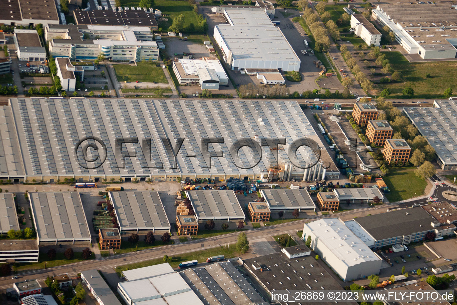 Daimler Teilelager, Mecedes Glaslager in Ettlingen im Bundesland Baden-Württemberg, Deutschland von oben gesehen