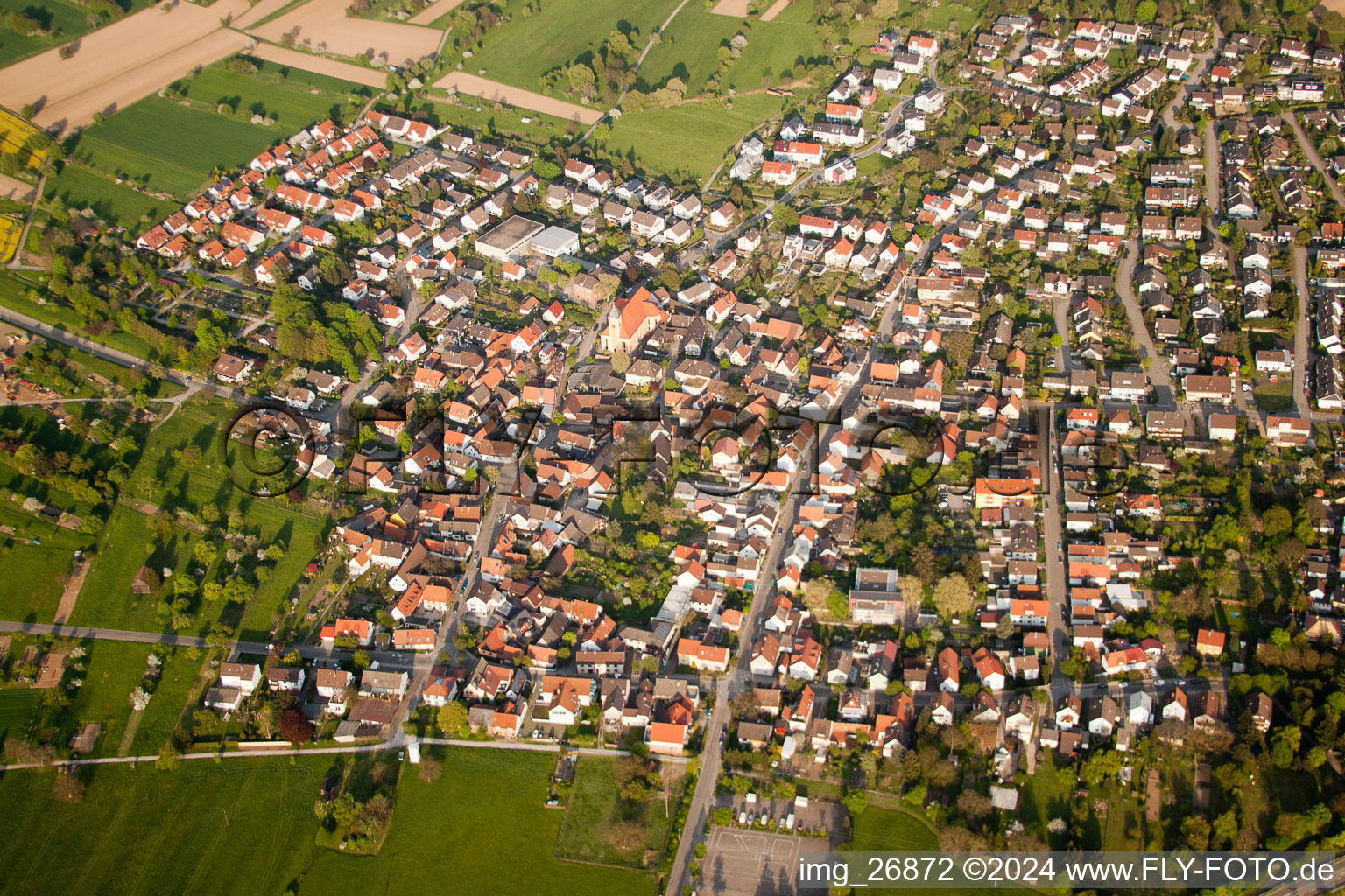 Ortsansicht der Straßen und Häuser der Wohngebiete in Ettlingen im Ortsteil Ettlingenweier im Bundesland Baden-Württemberg, Deutschland