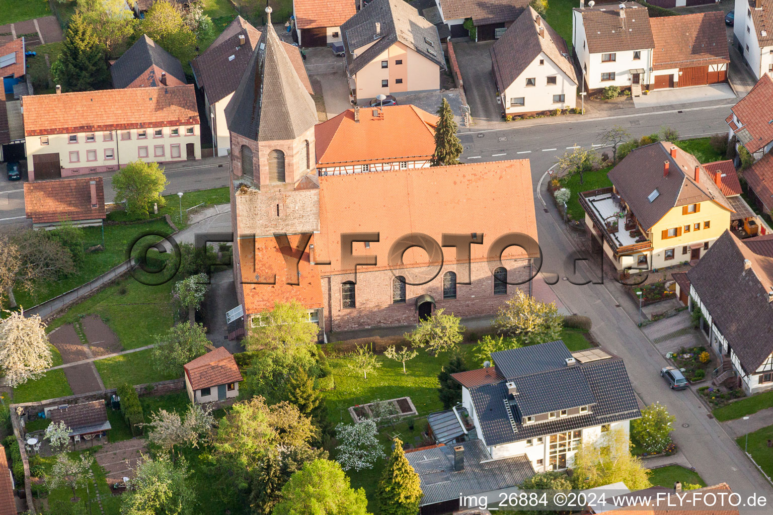 Kirchengebäude von St. Georg im Dorfkern in Völkersbach in Malsch im Bundesland Baden-Württemberg, Deutschland