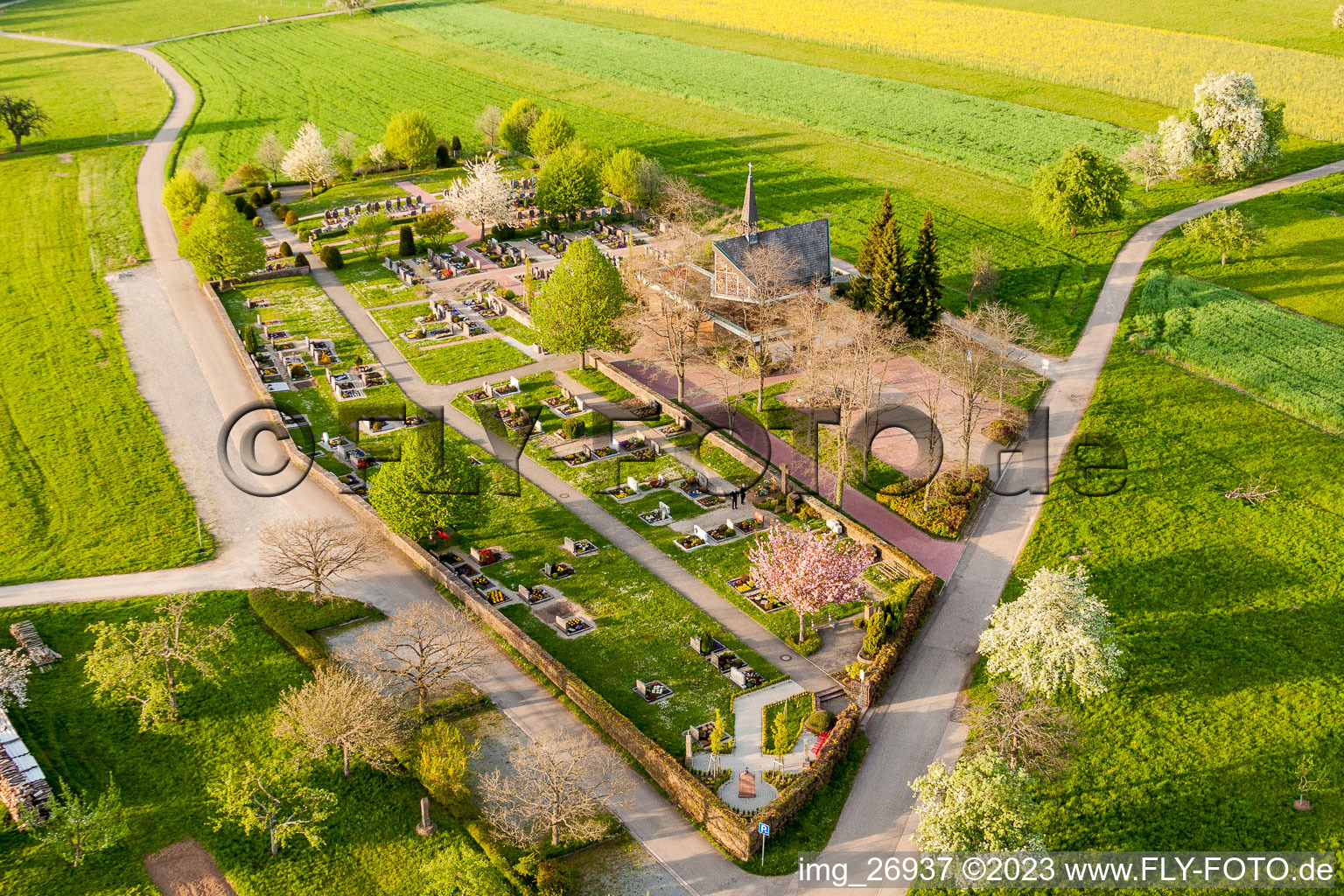 Grabreihen auf dem Gelände des Friedhofes in Völkersbach in Malsch im Bundesland Baden-Württemberg, Deutschland