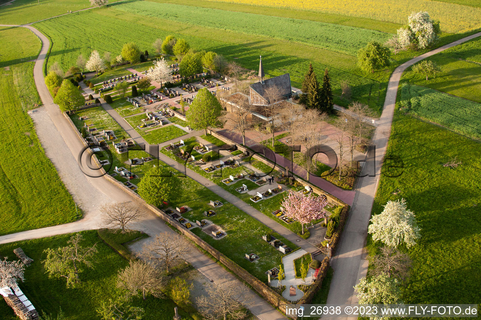 Luftbild von Friedhof im Ortsteil Völkersbach in Malsch im Bundesland Baden-Württemberg, Deutschland