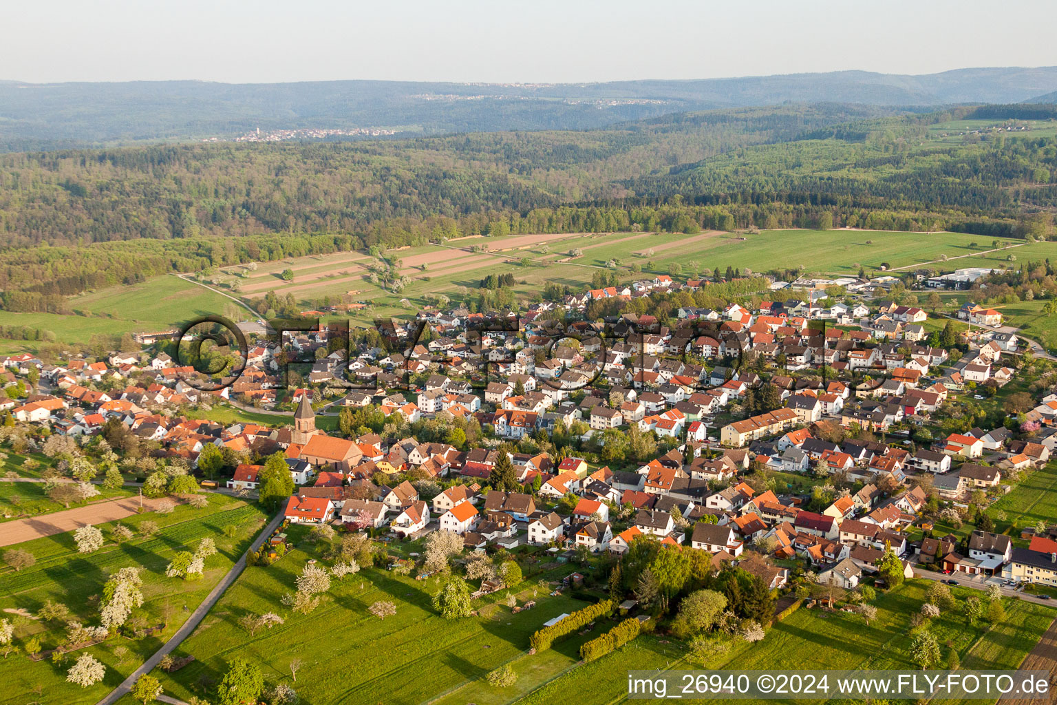 Schrägluftbild von Dorf - Ansicht am Rande von landwirtschaftlichen Feldern und Nutzflächen in Völkersbach in Malsch im Bundesland Baden-Württemberg, Deutschland