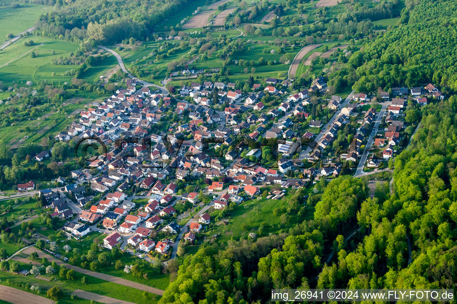 Luftbild von Dorf - Ansicht am Rande von landwirtschaftlichen Feldern und Nutzflächen in Sulzbach in Malsch im Bundesland Baden-Württemberg, Deutschland