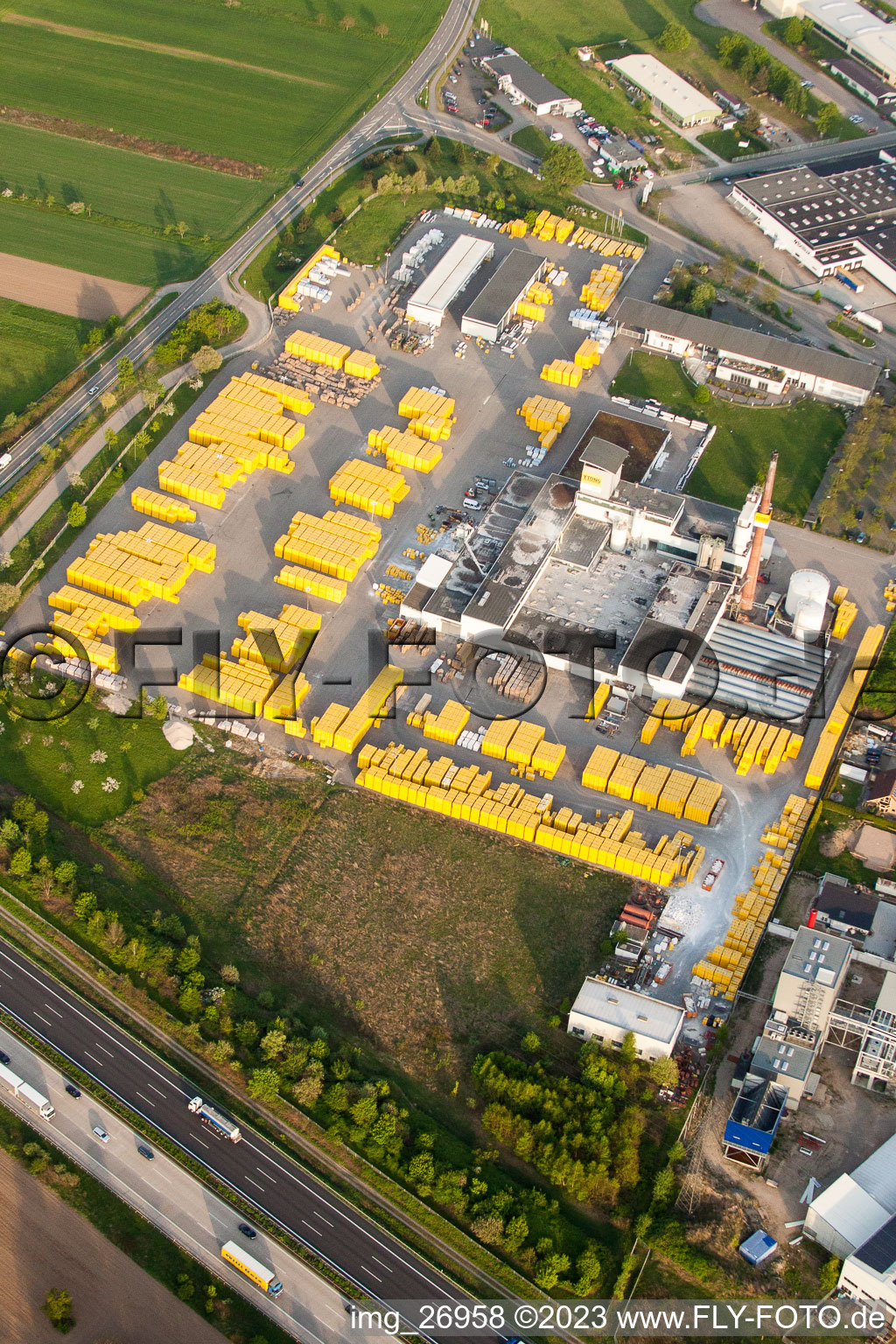Schrägluftbild von Baustoffhandel und Logistikzentrum Bau- und Projektmanagement Süd GmbH - Ytong Bausatzhaus Partner in Malsch im Bundesland Baden-Württemberg, Deutschland