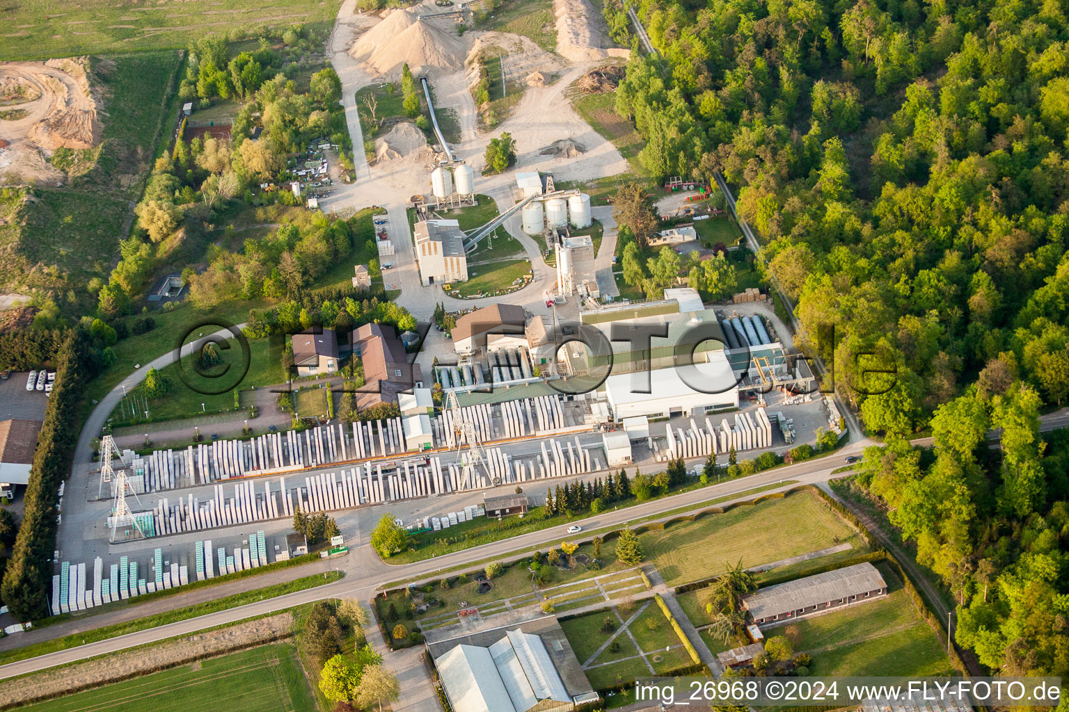 Beton- und Baustoffmischwerk der Heidelberger Kalksandstein GmbH - Werk Durmersheim in Durmersheim im Bundesland Baden-Württemberg, Deutschland