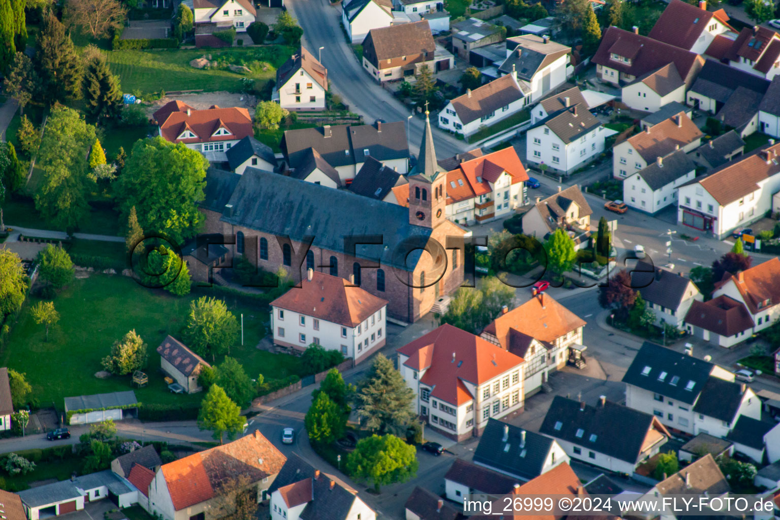 Ortsansicht der Straßen und Häuser der Wohngebiete im Ortsteil Neuburgweier in Au am Rhein im Bundesland Baden-Württemberg, Deutschland von oben