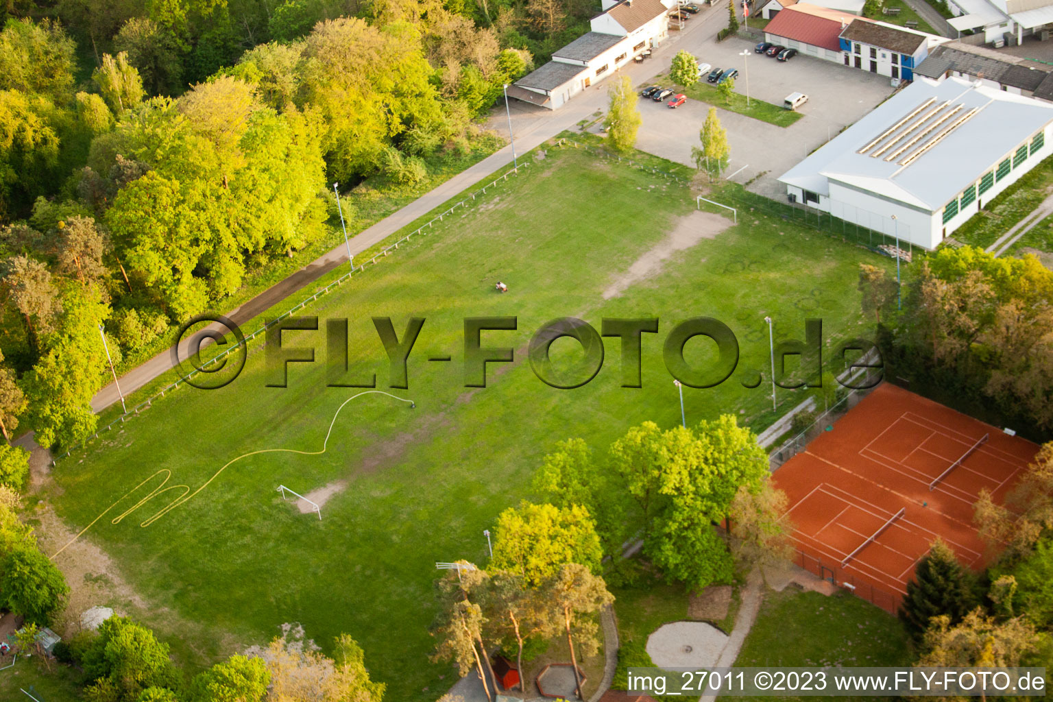 Luftaufnahme von Berg, Sportanlagen im Bundesland Rheinland-Pfalz, Deutschland