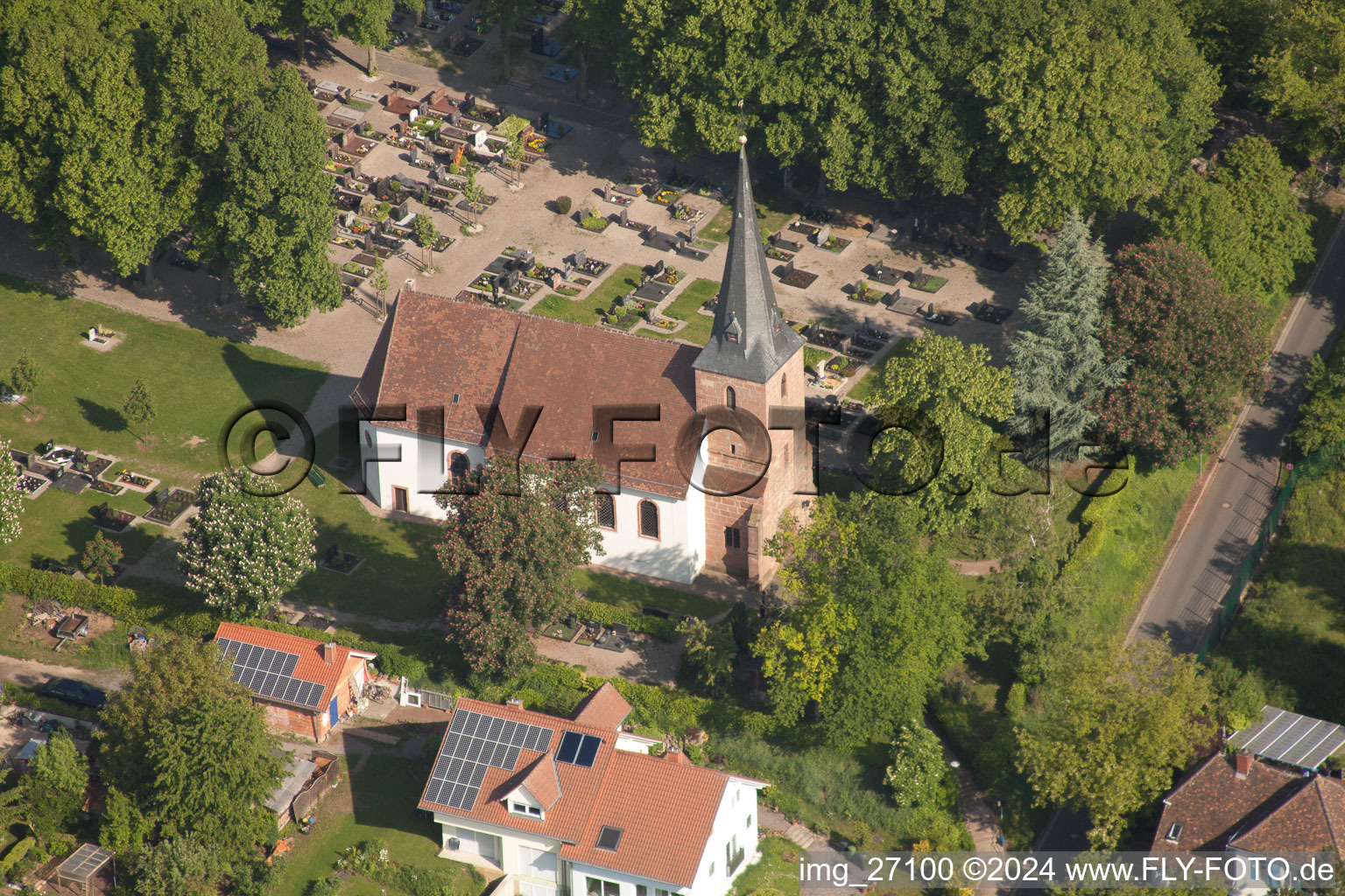 Luftbild von Kirchengebäude am Friedhof im Dorfkern in Insheim im Bundesland Rheinland-Pfalz, Deutschland