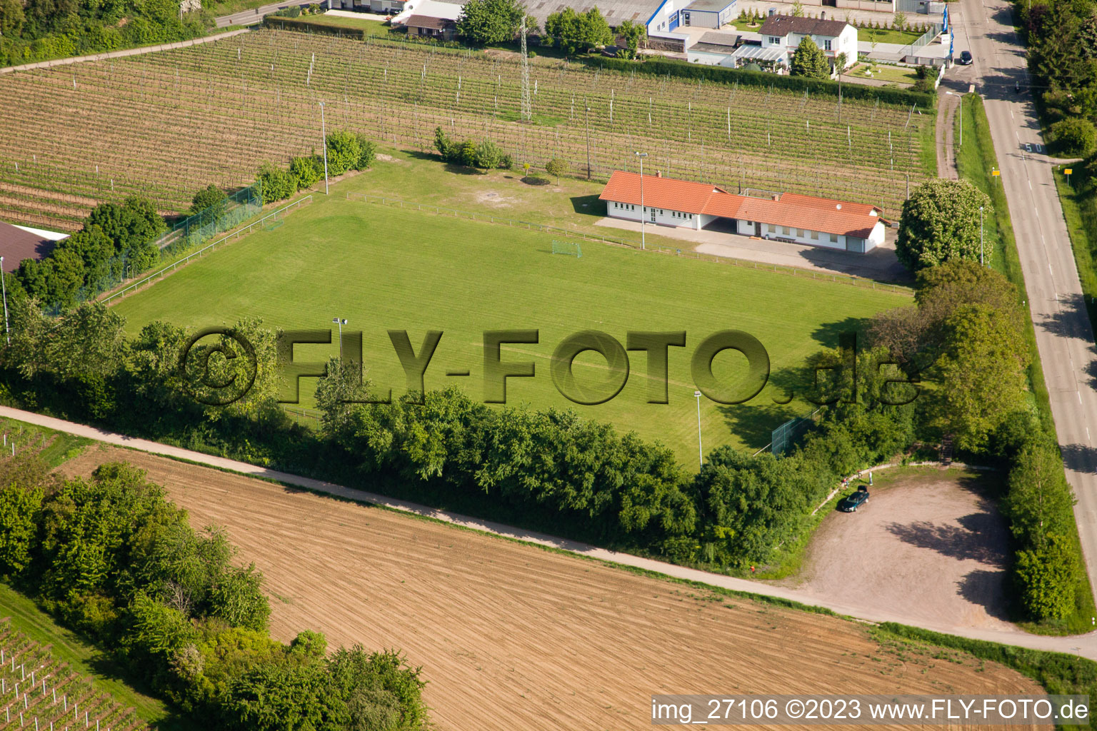 Luftbild von Impflingen, Sportplatz im Bundesland Rheinland-Pfalz, Deutschland