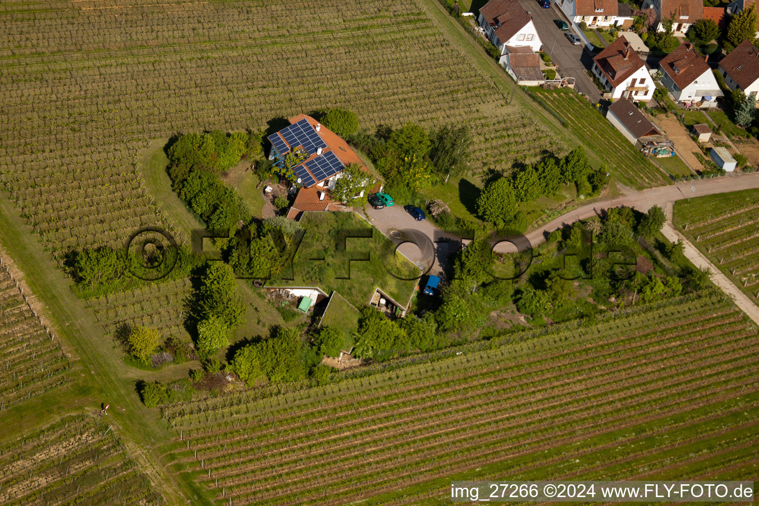 BiolandWeinbau Unterm Grassdach Weingut Marzolph im Ortsteil Wollmesheim in Landau in der Pfalz im Bundesland Rheinland-Pfalz, Deutschland aus der Luft betrachtet