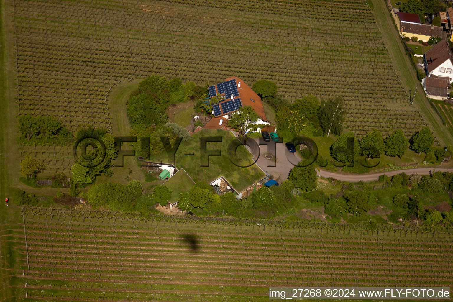 Drohnenbild von BiolandWeinbau Unterm Grassdach Weingut Marzolph im Ortsteil Wollmesheim in Landau in der Pfalz im Bundesland Rheinland-Pfalz, Deutschland