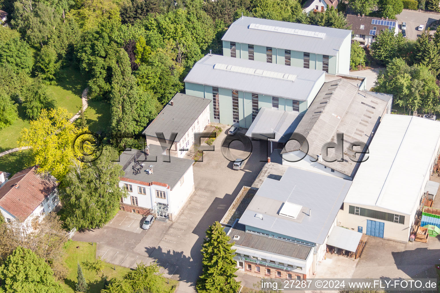 Luftbild von Gebäude und Produktionshallen auf dem Werksgelände Wickert Maschinenbau GmbH in Landau in der Pfalz im Bundesland Rheinland-Pfalz, Deutschland