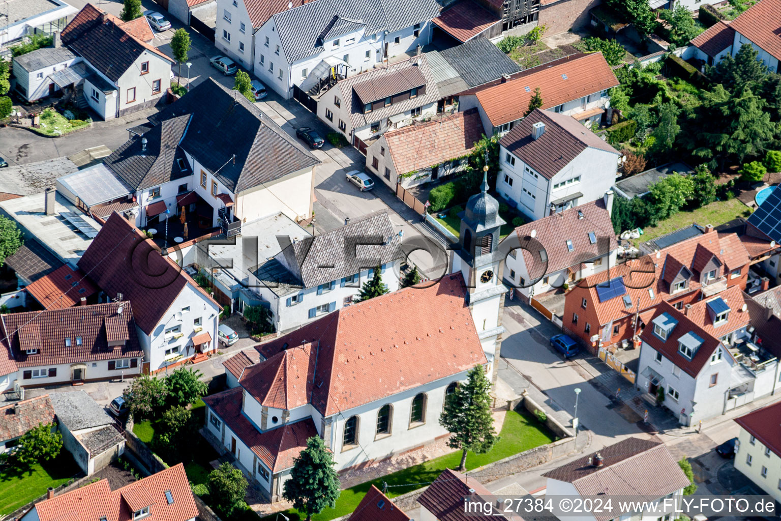 Luftbild von Kirchengebäude von St. Martin im Dorfkern im Ortsteil Mörlheim in Landau in der Pfalz im Bundesland Rheinland-Pfalz, Deutschland
