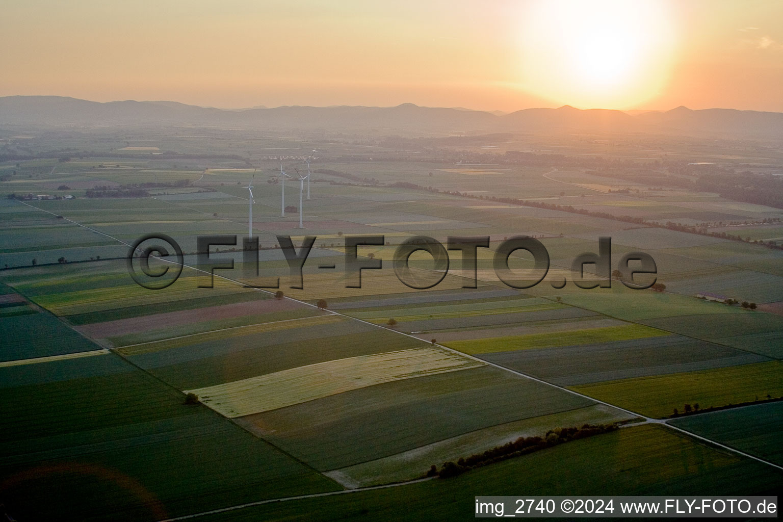 Windenergieanlagen ( WEA ) - Windrad- auf einem Feld in Minfeld im Bundesland Rheinland-Pfalz, Deutschland