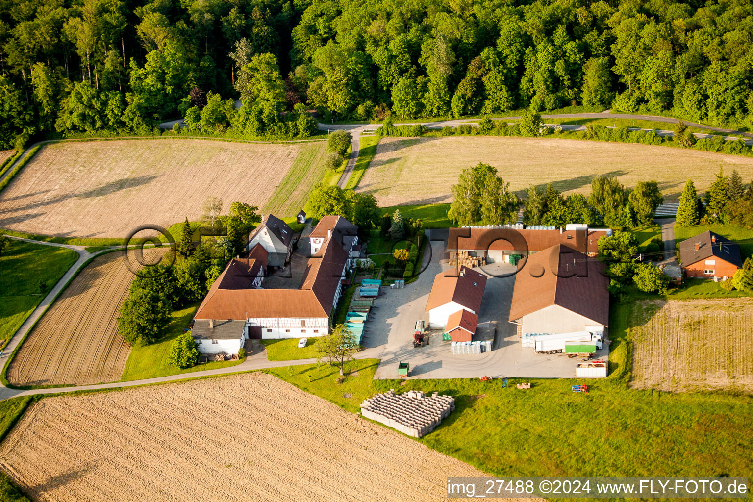 Gehöft eines Bauernhofes E - Corn GmbH in Karlsruhe im Ortsteil Durlach im Bundesland Baden-Württemberg, Deutschland