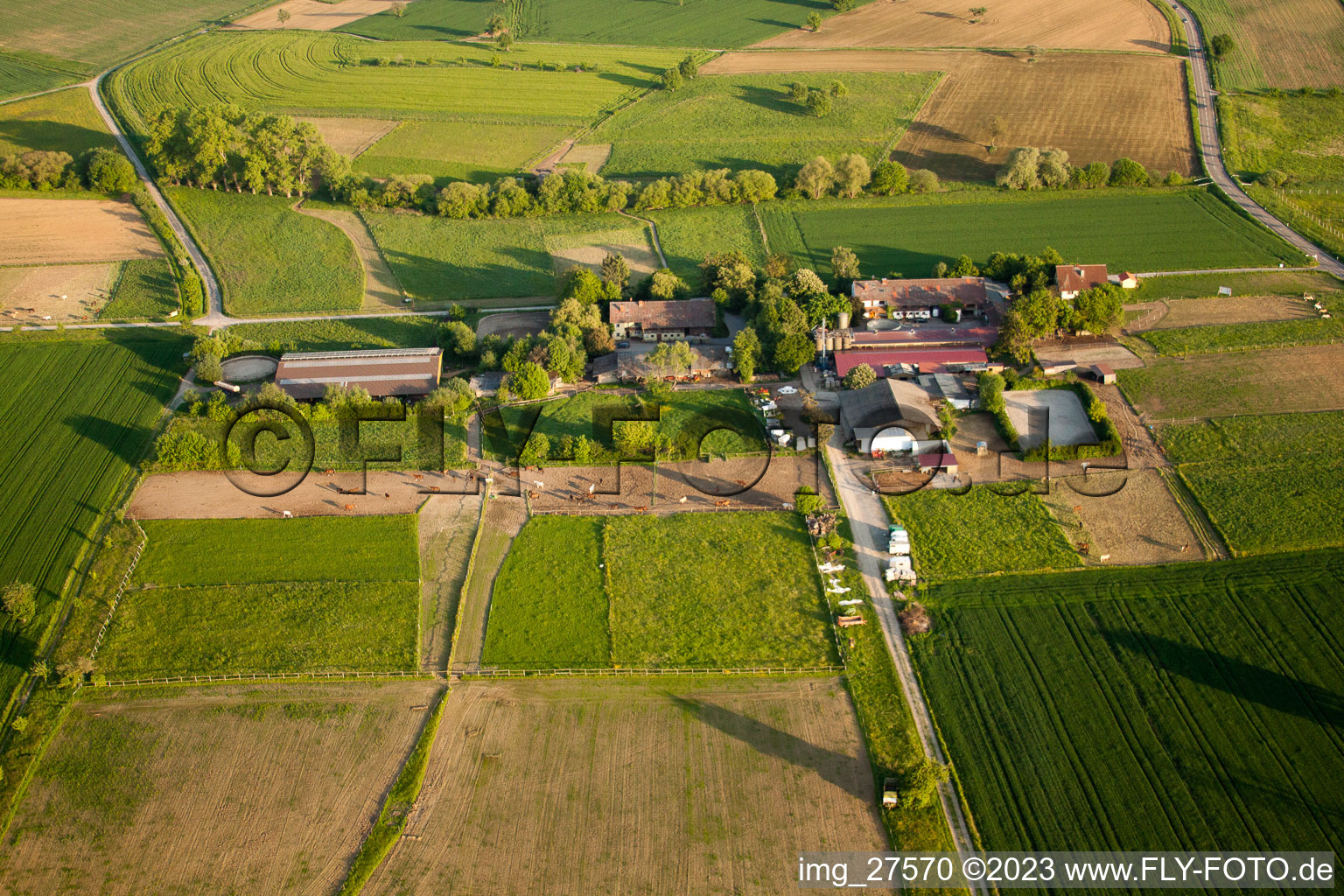 Luftaufnahme von Langensteinbach, Im Steinig in Karlsbad im Bundesland Baden-Württemberg, Deutschland