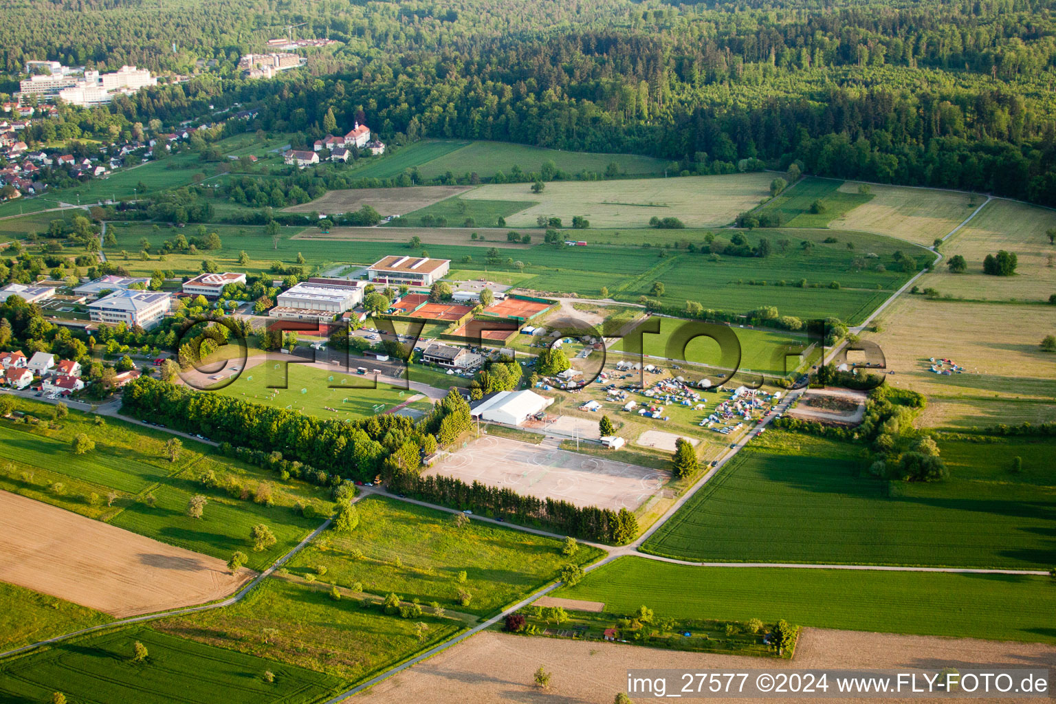 Luftaufnahme von Handballpfingstturnier im Ortsteil Langensteinbach in Karlsbad im Bundesland Baden-Württemberg, Deutschland