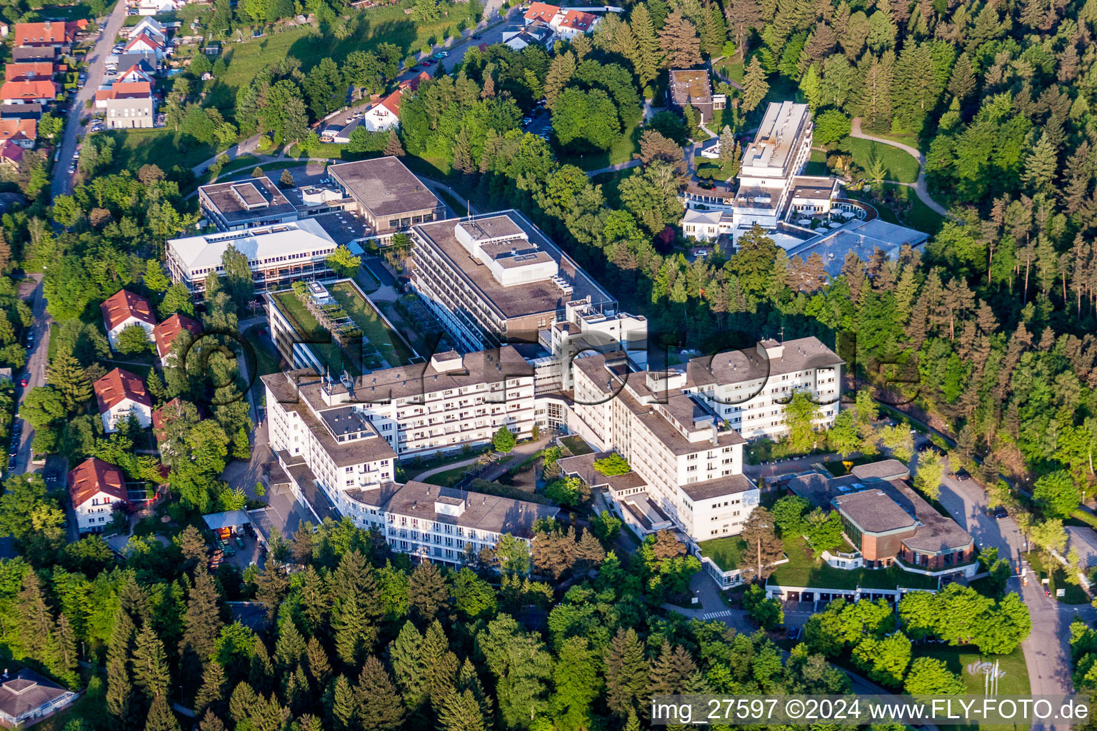 Klinikgelände des Rehabilitationszentrums der Rehaklinik BBRZ Karlsbad in Karlsbad im Ortsteil Langensteinbach im Bundesland Baden-Württemberg, Deutschland von oben