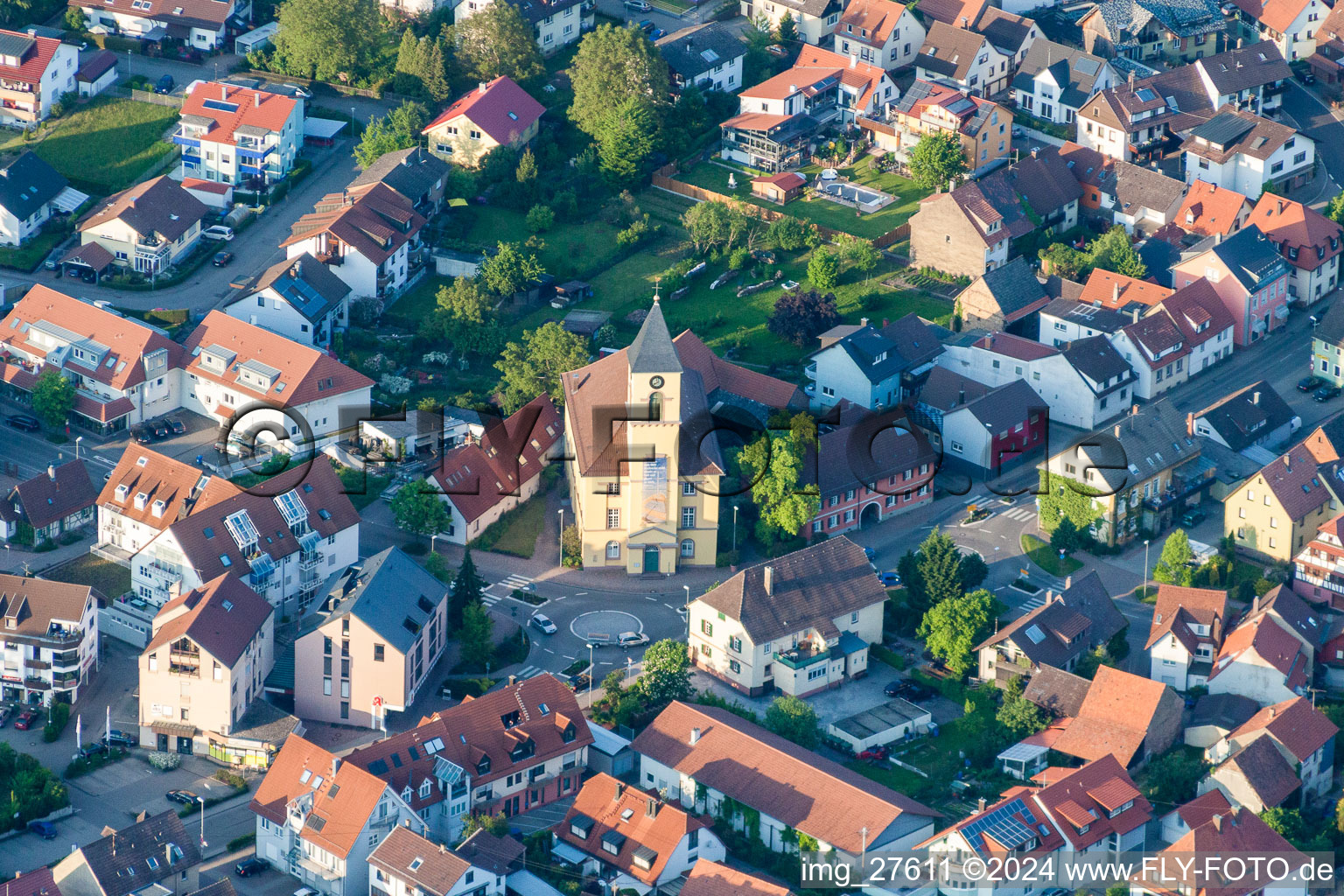Luftbild von Kirchengebäude der Weinbrennerkirche Langensteinbach im Altstadt- Zentrum der Innenstadt im Ortsteil Langensteinbach in Karlsbad im Bundesland Baden-Württemberg, Deutschland