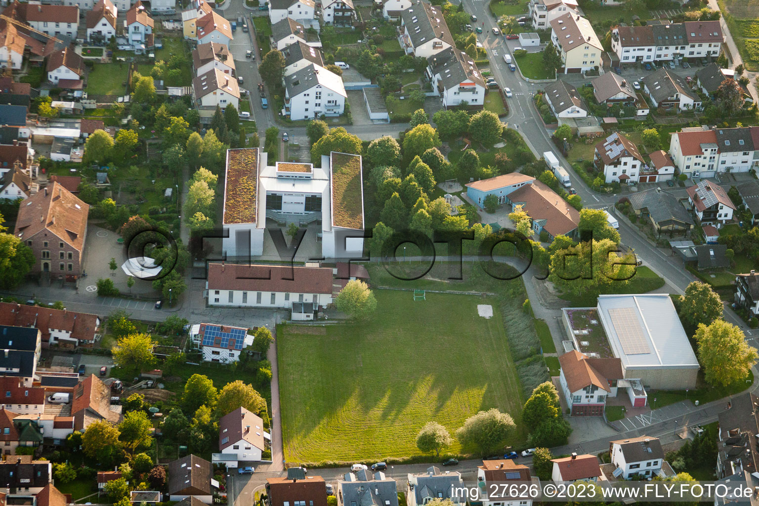 Luftaufnahme von Anne-Frank Schule im Ortsteil Busenbach in Waldbronn im Bundesland Baden-Württemberg, Deutschland