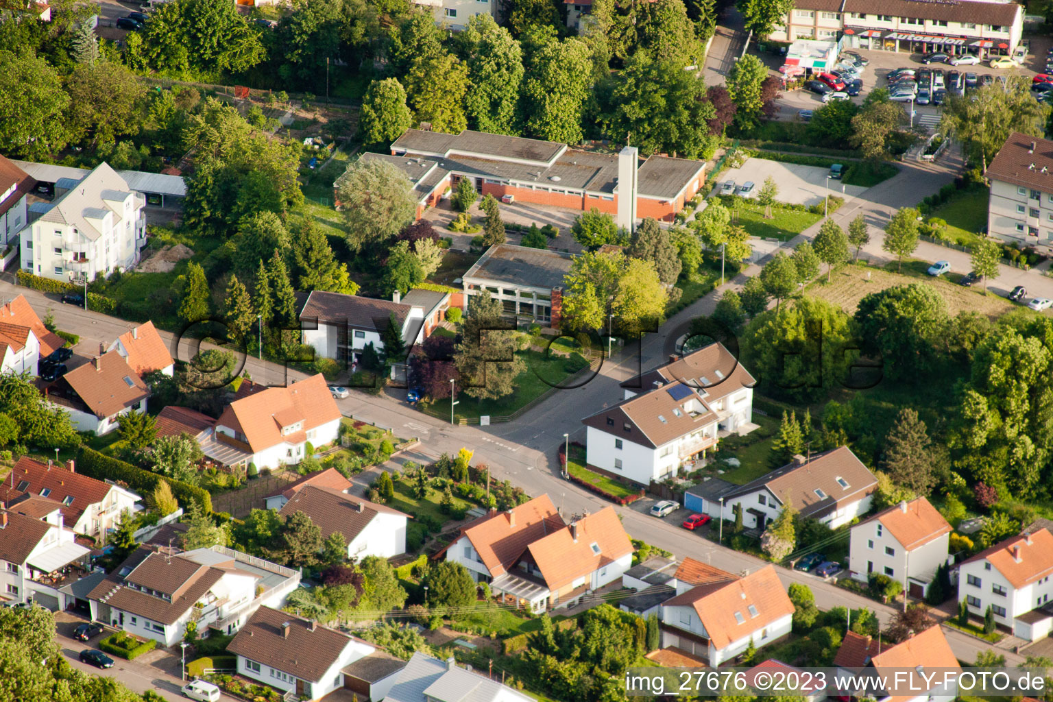 Schrägluftbild von Christusgemeinde in Wiesloch im Bundesland Baden-Württemberg, Deutschland