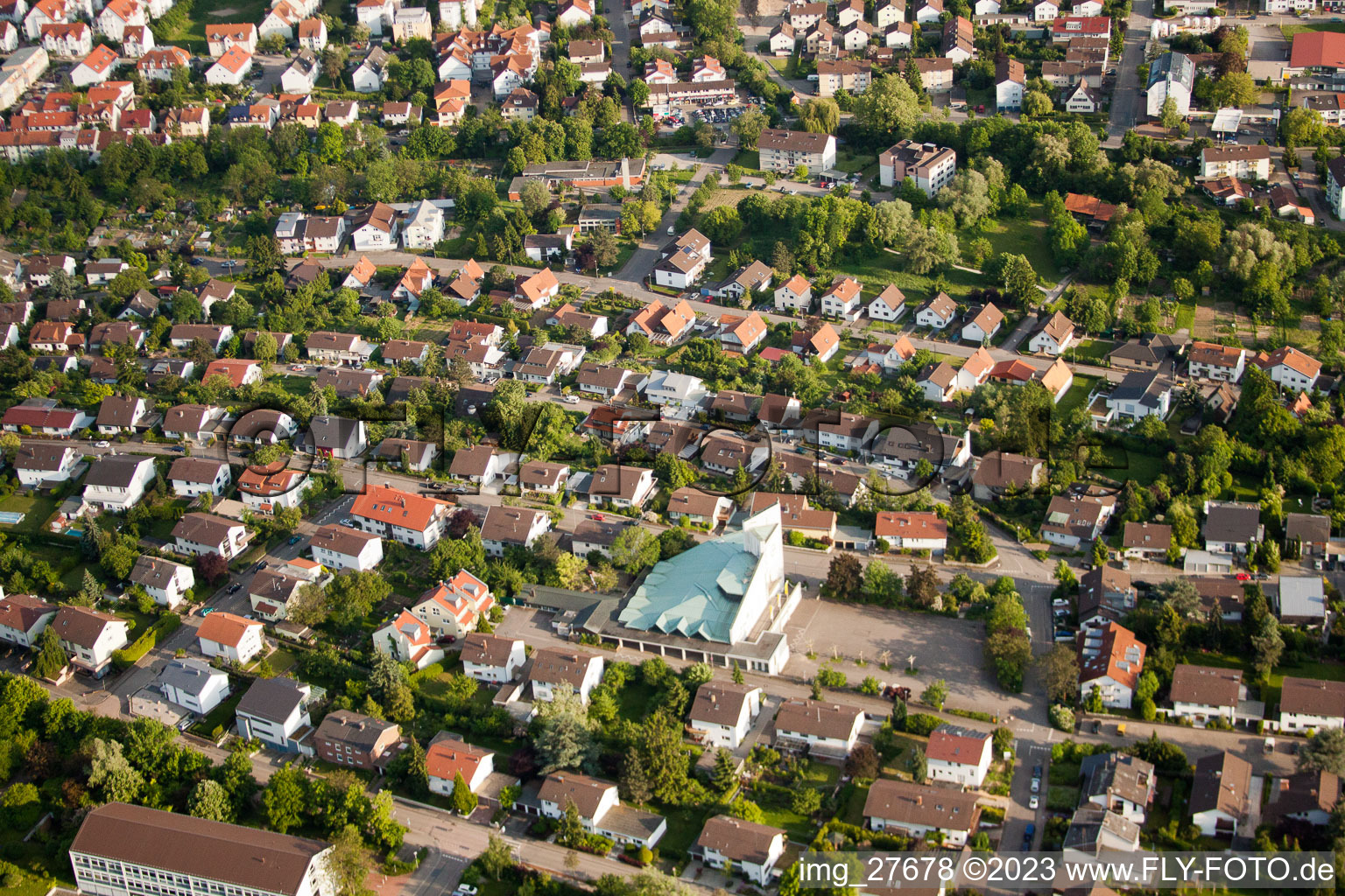 Luftbild von Dreifaltigkeitskirche in Wiesloch im Bundesland Baden-Württemberg, Deutschland