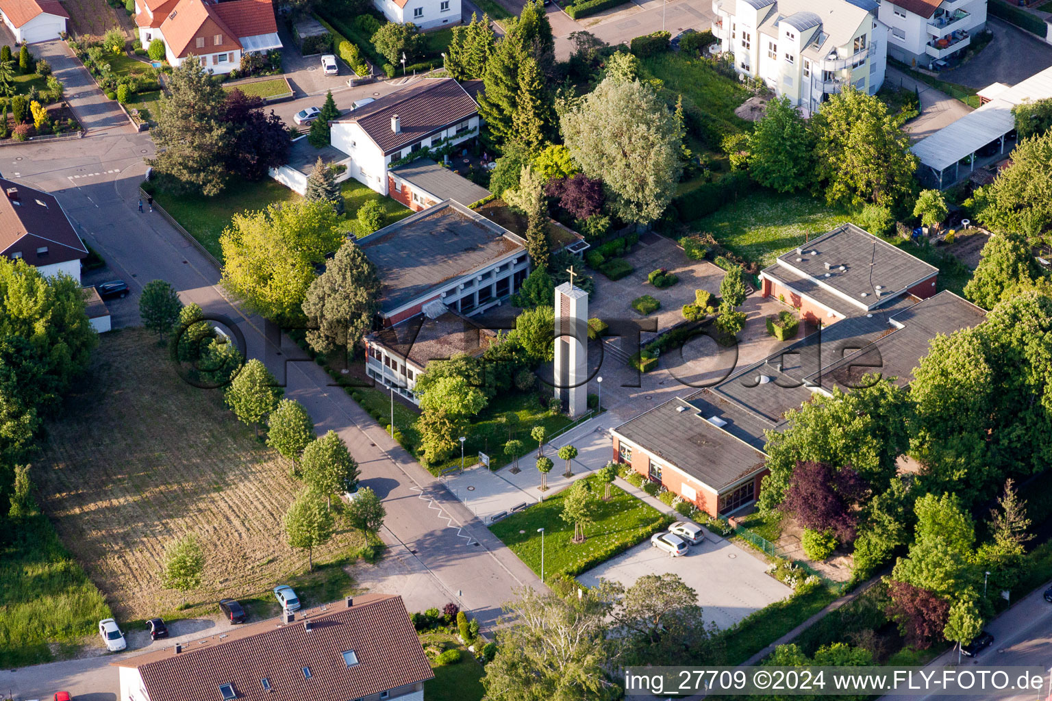 Luftbild von Kirchengebäude der Evangelischen Gemeinde mit Kindergarten Eine Welt in Wiesloch im Bundesland Baden-Württemberg, Deutschland
