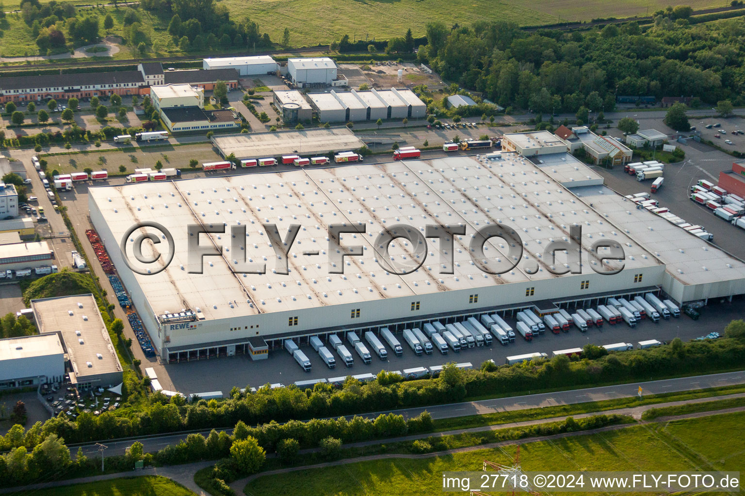 Gebäudekomplex und Gelände des Logistikzentrums der Rewe Markt Gmbh Frische Zentrum in Wiesloch im Bundesland Baden-Württemberg, Deutschland