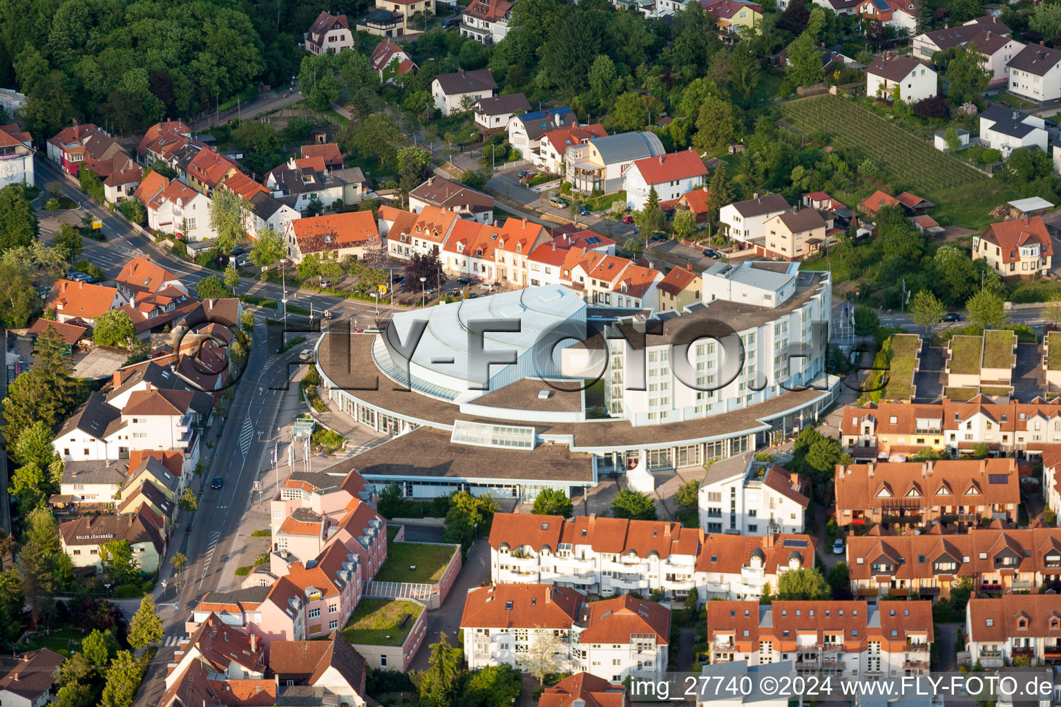 Luftbild von Gebäudekomplex der Hotelanlage Best Western Plus Palatin Kongress Hotel in Wiesloch im Bundesland Baden-Württemberg, Deutschland