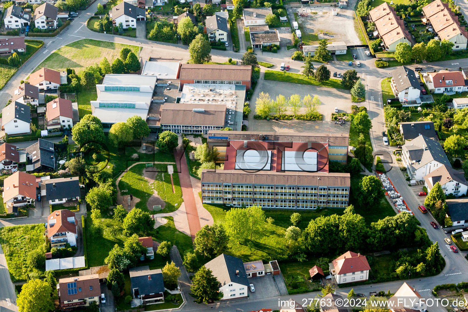Luftbild von Schulgebäude der Mannabergschule und Mannaberghalle in Rauenberg im Bundesland Baden-Württemberg, Deutschland