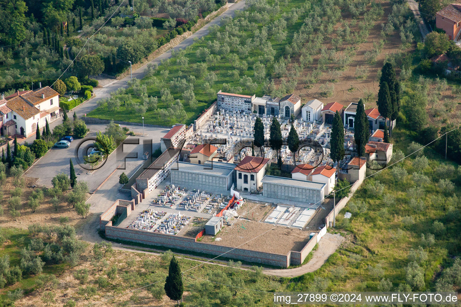 Grabreihen auf dem Gelände des Friedhofes Lignano in Arezzo, Italien