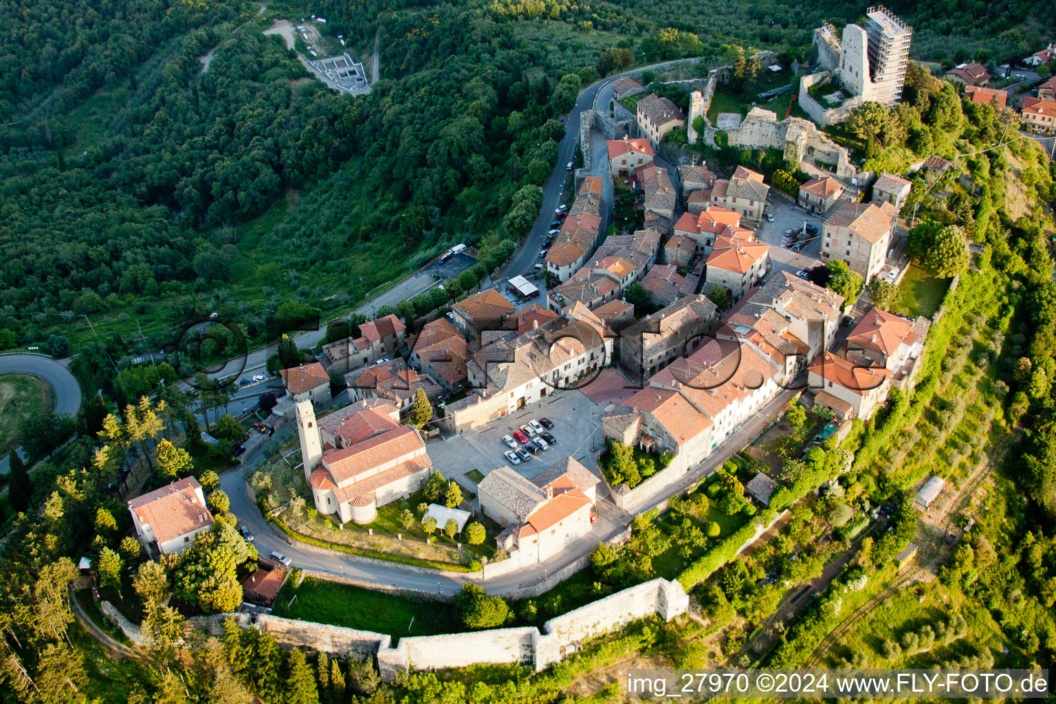 Luftbild von Altstadtbereich und Innenstadtzentrum in Lucignano in Toscana, Italien