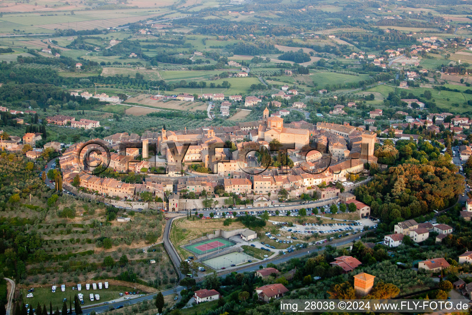 Luftaufnahme von Altstadtbereich und Innenstadtzentrum in Lucignano in Toscana, Italien