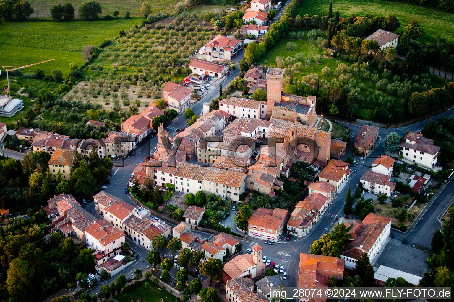 Quadratischer Dorfkern von Marciano della Chiana in der Toscana, Italien