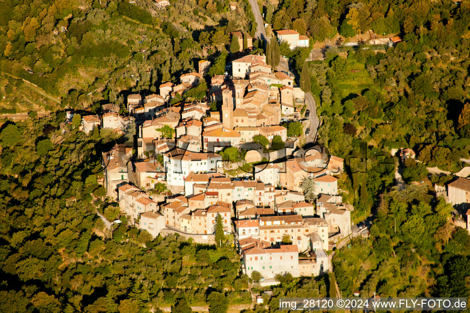 Altstadtbereich und Innenstadtzentrum in Lucignano in Toscana, Italien von oben