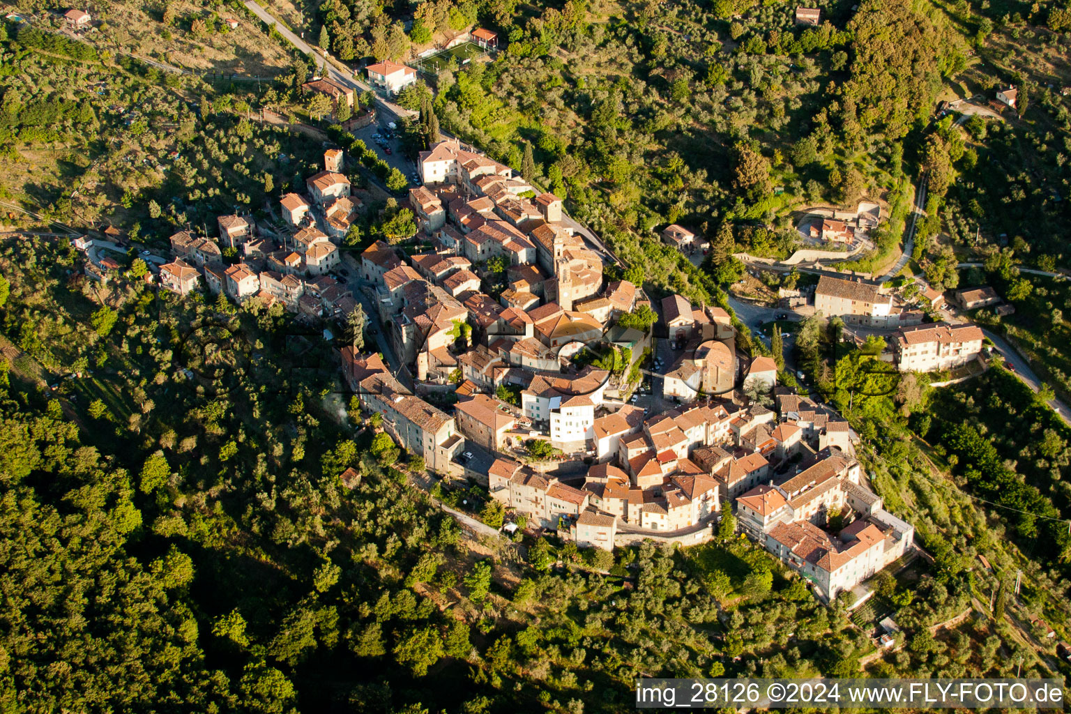 Dorf auf einem Hügel mit Kirchengebäude von  CHIESA S. BIAGIO in der Dorfmitte von Scrofiano in Toscana, Italien