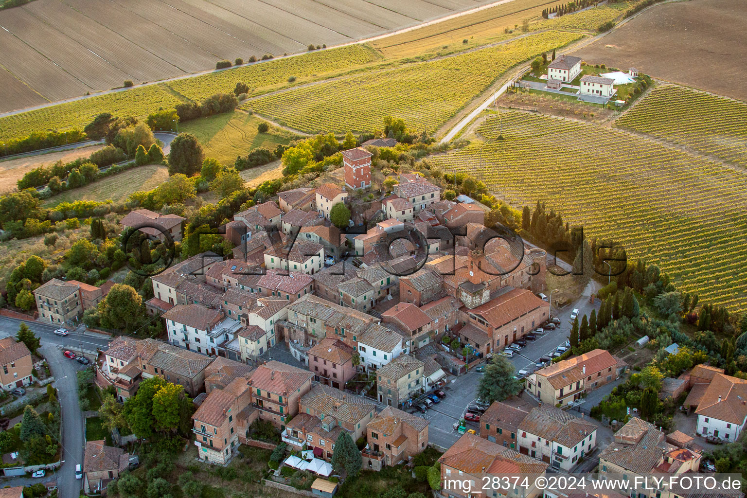 Dorf - Ansicht von Valiano mit Weinbergen von Montepulciano in Toscana, Italien