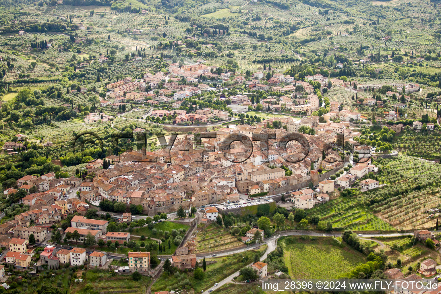 Dorf - Ansicht am Rande von landwirtschaftlichen Feldern und Nutzflächen in Monte San Savino in Toskana im Bundesland Toscana, Italien