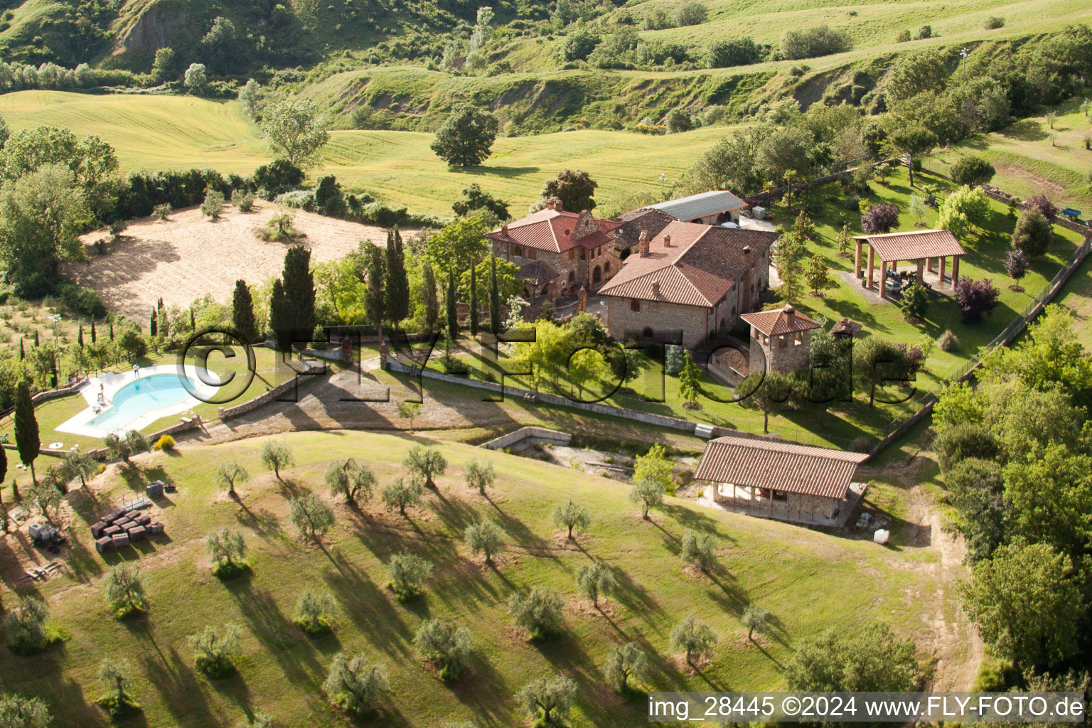 Luxus- Ferien-Villa mit Pool und Olivenhain im Ortsteil Podere Montecerconi Torre a castell in Asciano in Toscana, Italien