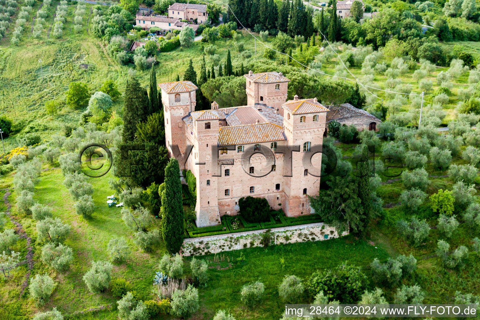 Gebäudekomplex der Schloß-Hotelanlage Castello Delle Quattro Torra in Siena in Toskana im Bundesland Toscana, Italien