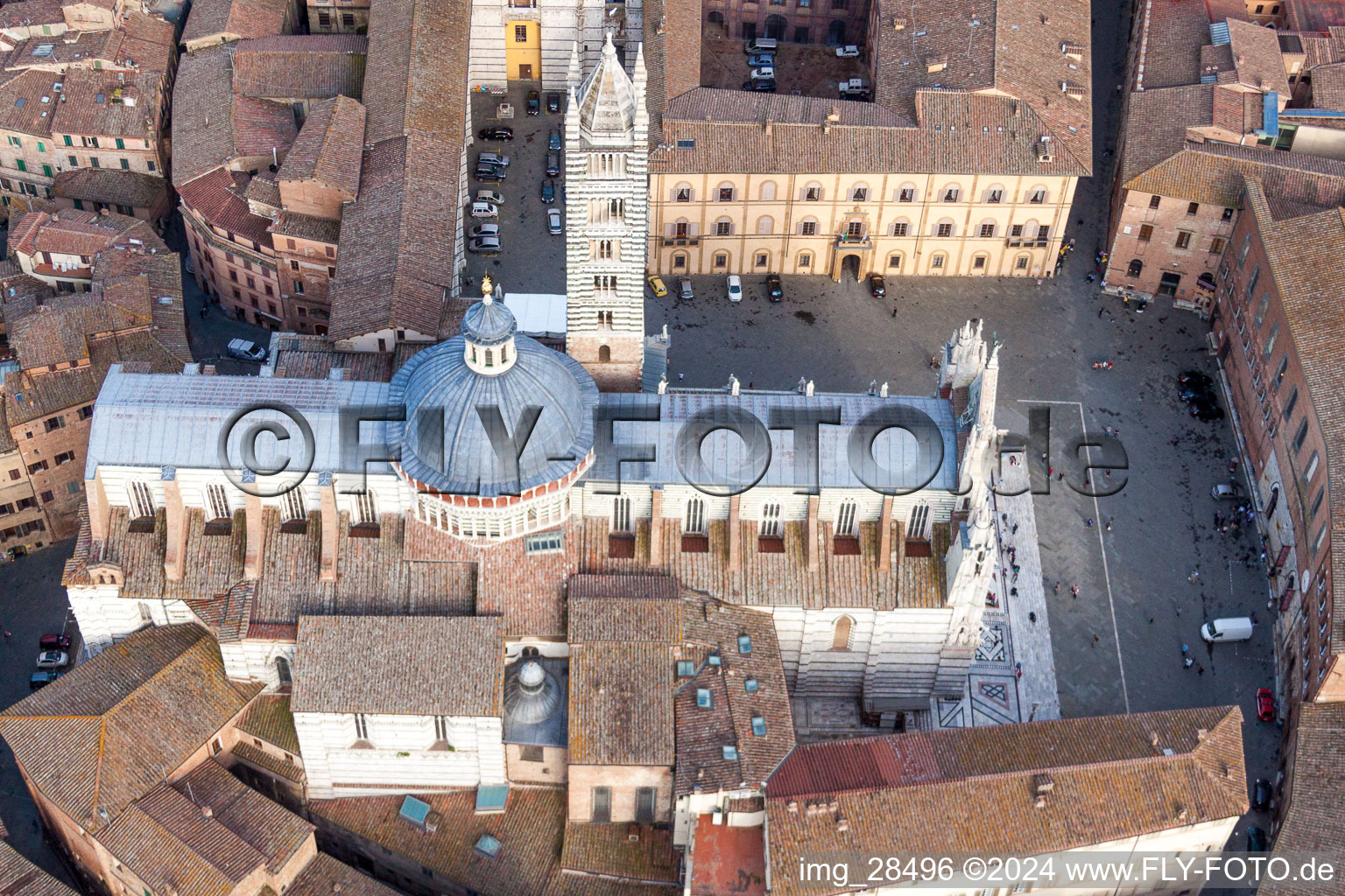 Kirchengebäude des Domes Kathedrale von Siena / Duomo di Siena in Siena in Toskana im Bundesland Toscana, Italien