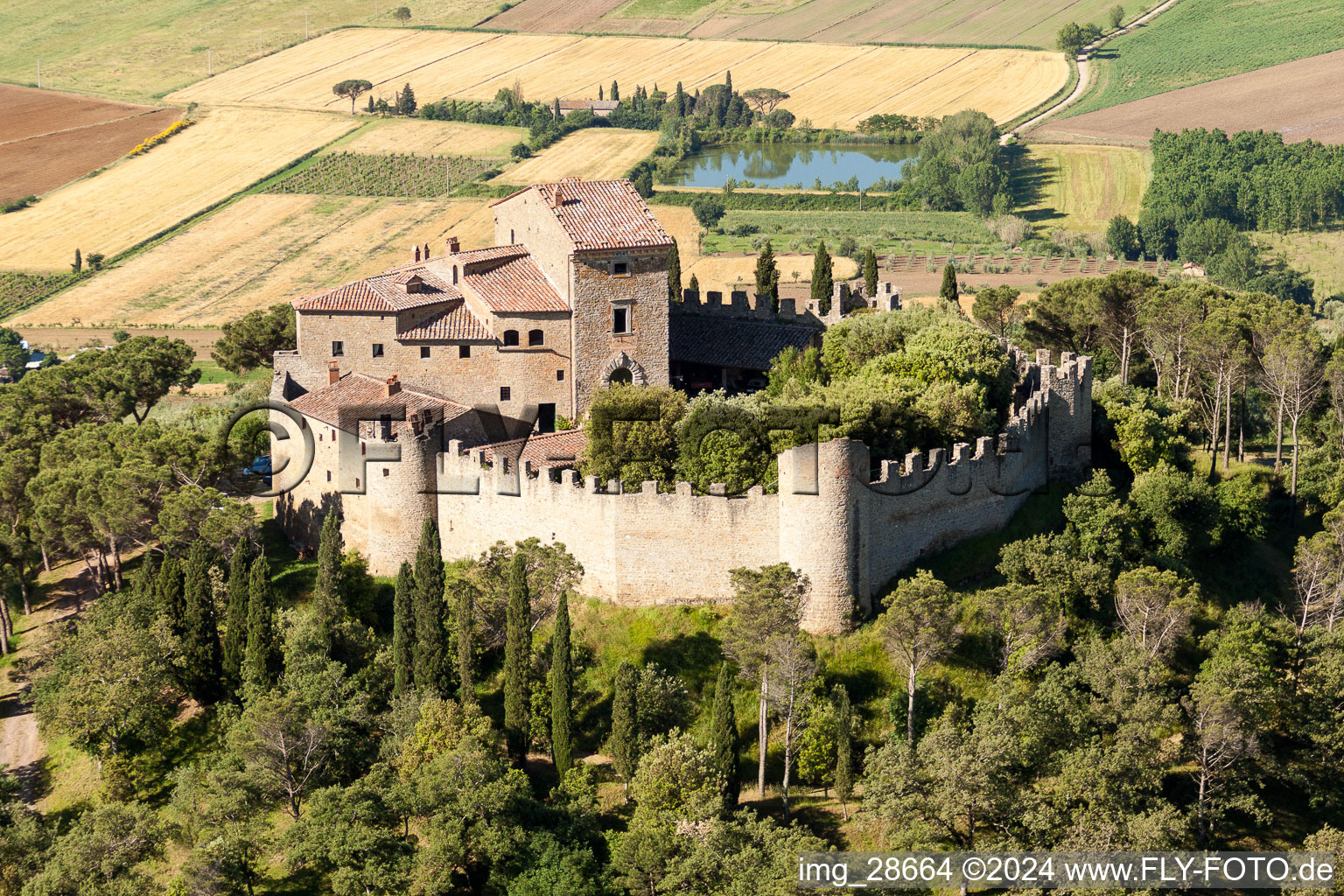 Luftbild von Burganlage der Veste Castello di Montegualandro am Traseminer See in Montecchio in Umbria, Italien