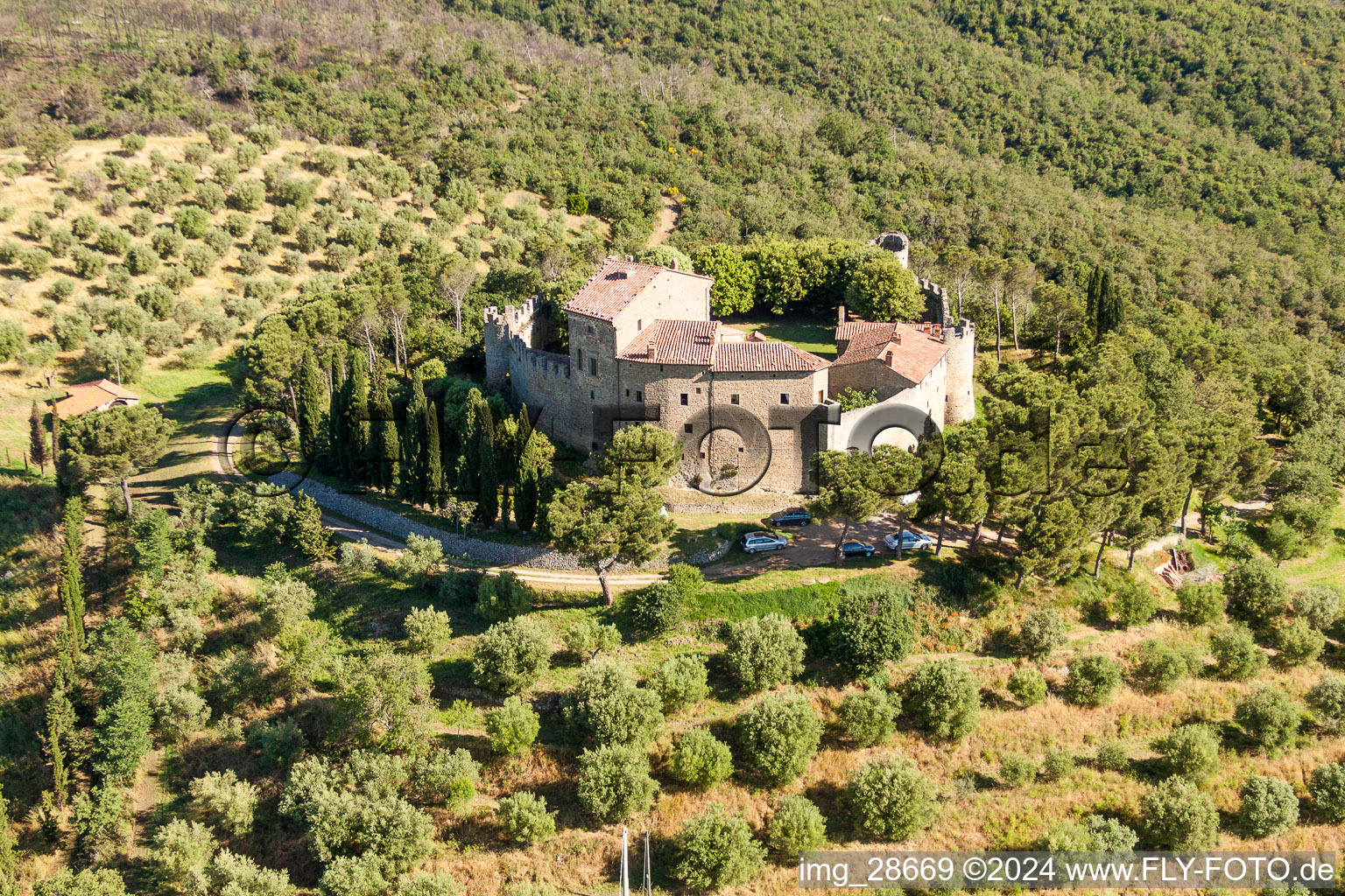 Luftaufnahme von Burganlage der Veste Castello di Montegualandro am Traseminer See in Montecchio in Umbria in Tuoro sul Trasimeno im Bundesland Perugia, Italien