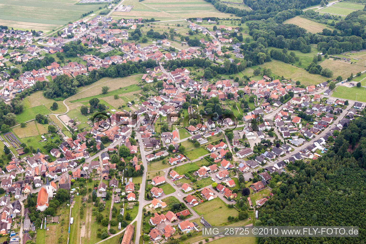 Luftbild von Dorf - Ansicht am Rande von landwirtschaftlichen Feldern und Nutzflächen in Scheibenhardt im Bundesland Rheinland-Pfalz, Deutschland