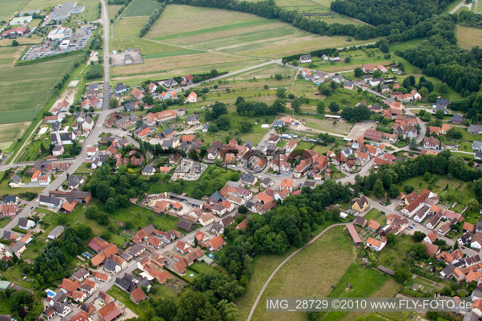 Scheibenhardt im Bundesland Bas-Rhin, Frankreich aus der Drohnenperspektive