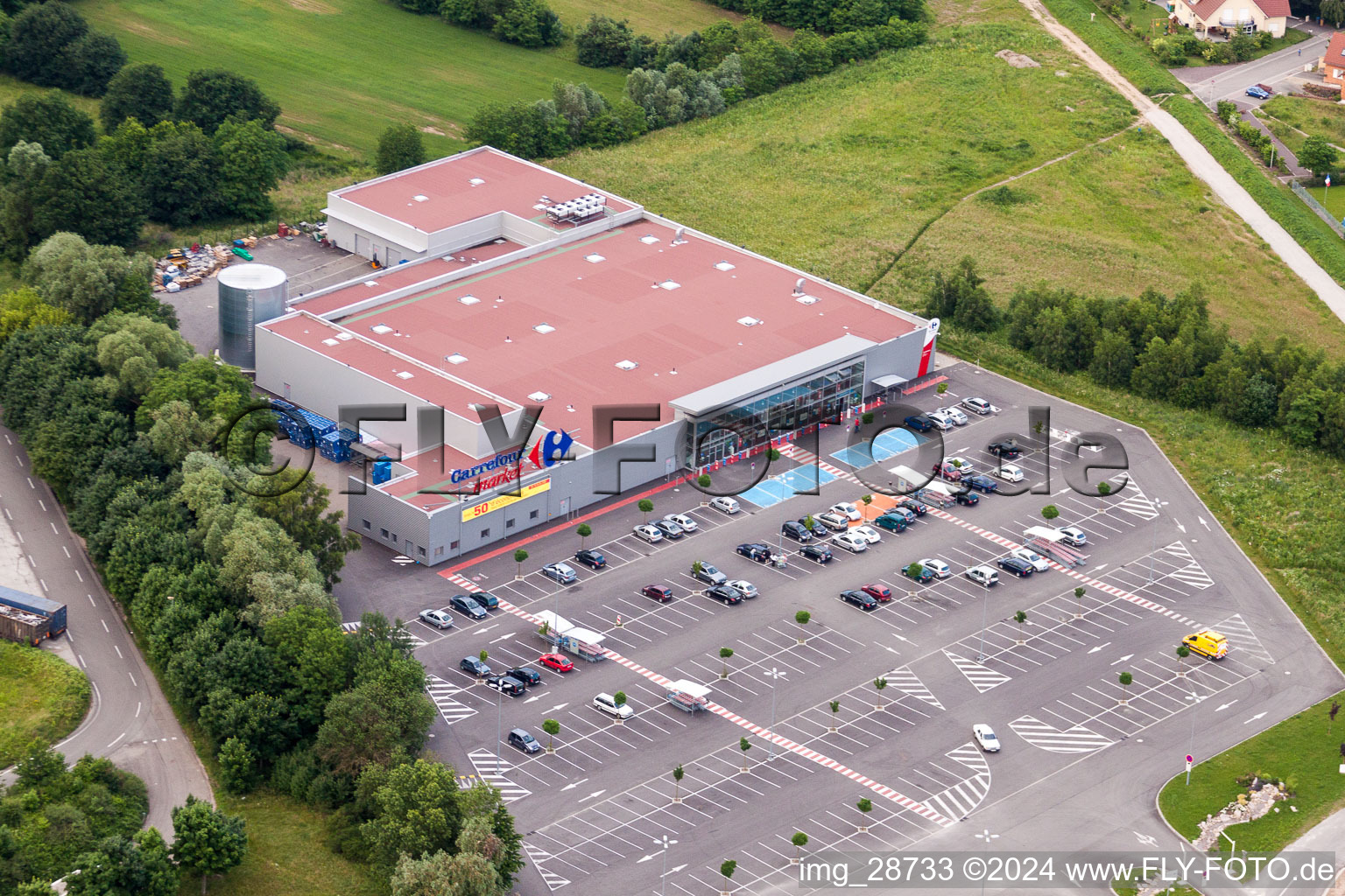 Filiale vom Supermarkt und Parkplatz des Carrefour Market Lauterbourg in Scheibenhard in Grand Est im Bundesland Bas-Rhin, Frankreich