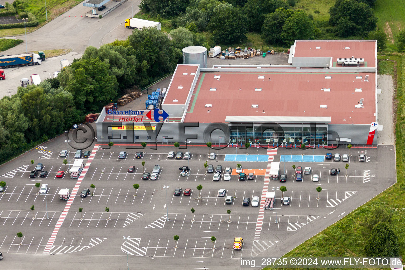 Luftbild von Filiale vom Supermarkt und Parkplatz des Carrefour Market Lauterbourg in Scheibenhard in Grand Est im Bundesland Bas-Rhin, Frankreich