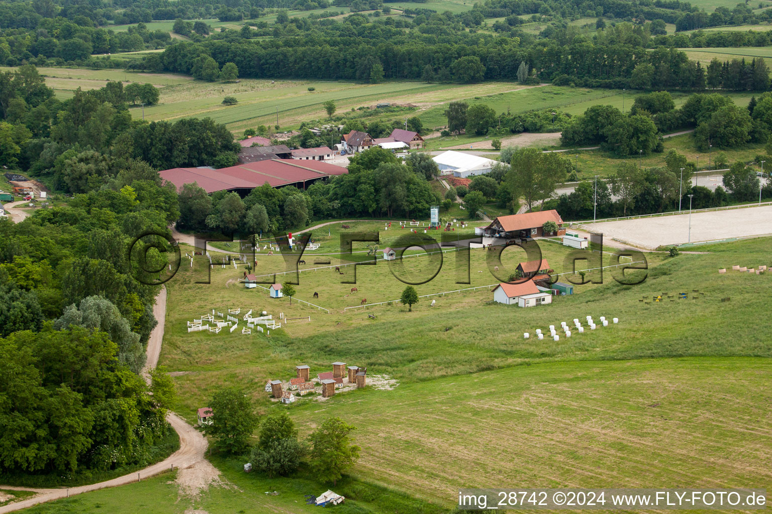 Haras de la Née in Neewiller-près-Lauterbourg im Bundesland Bas-Rhin, Frankreich aus der Drohnenperspektive