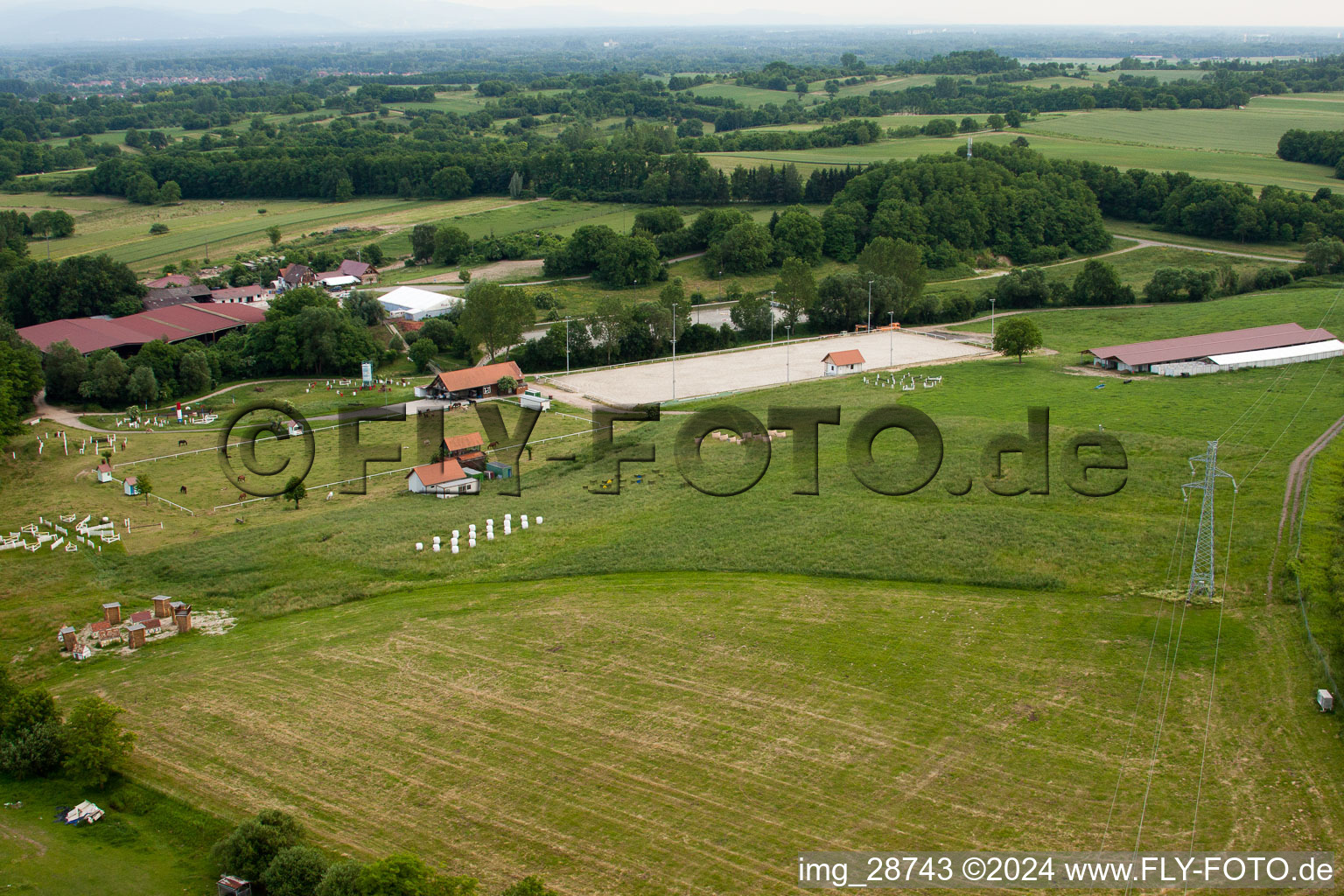 Haras de la Née in Neewiller-près-Lauterbourg im Bundesland Bas-Rhin, Frankreich von einer Drohne aus
