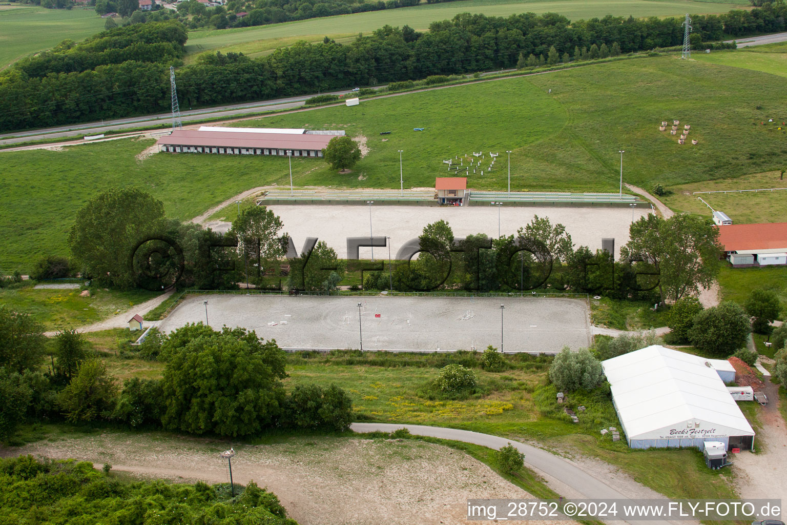 Haras de la Née in Neewiller-près-Lauterbourg im Bundesland Bas-Rhin, Frankreich aus der Vogelperspektive